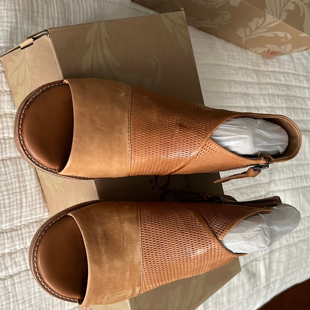These are brand new Sofft shooties. These are a luggage tan. Great for fall too.